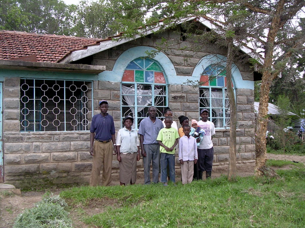 Mount Kenya National Park - kaffebondens familie foran deres fine hus
