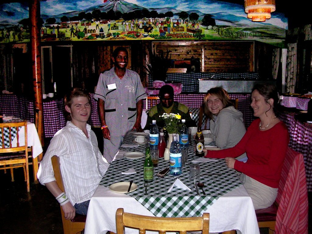 Nanyuki Country Club's restaurant - ligner tjeneren Mads Mikkelsen?