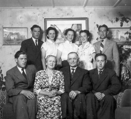 Bagest fra venstre: Leo, Helga, Anna, Erna, Frederik. Forrest fra venstre: Bent, Frida, Peder, Hakon