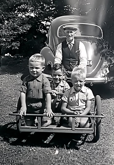 Stig, Per, Bedstefar og en jeg ikke helt ved hvem er, 1960
