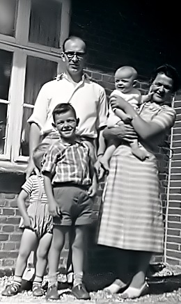 På besøg hos bedsteforældre i Stenderup, 1959